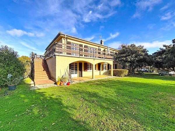 GRANDE MAISON FAMILIALE VERNIOLLE SUR PARCELLE DE 3 000 M² AVEC PISCINE ET VUE PYRÉNÉES