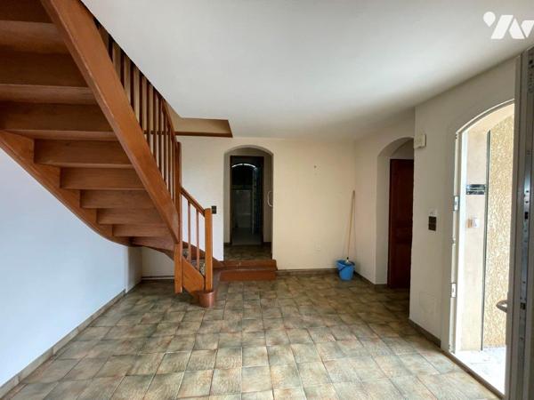 MIRANDE à 10min, au calme, villa de construction traditionnelle sur 2001m², garage.