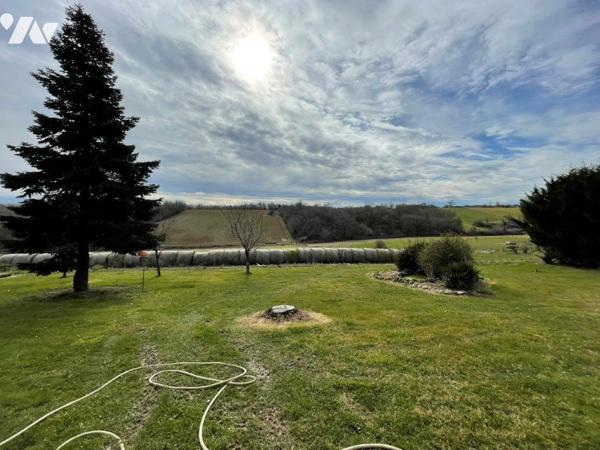 MIRANDE à 10min, au calme, villa de construction traditionnelle sur 2001m², garage.