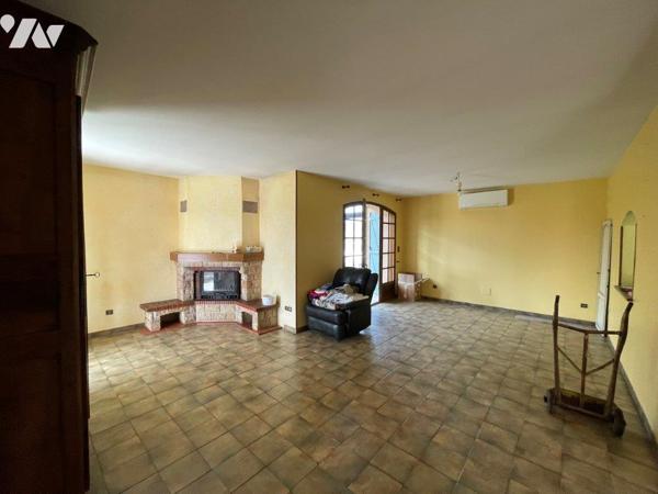 MIRANDE à 10min, au calme, villa de construction traditionnelle sur 2001m², garage.