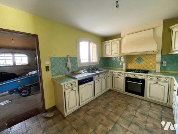 MIRANDE à 10min, au calme, villa de construction traditionnelle sur 2001m², garage.