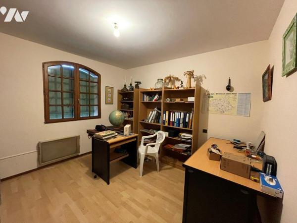 MIRANDE à 10min, au calme, villa de construction traditionnelle sur 2001m², garage.