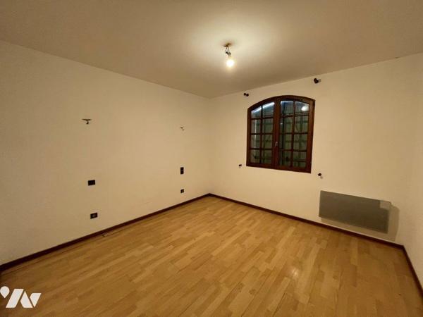 MIRANDE à 10min, au calme, villa de construction traditionnelle sur 2001m², garage.