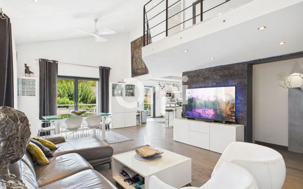 Maison à vendre    6 pièces • 220 m2 Mandelieu-la-Napoule