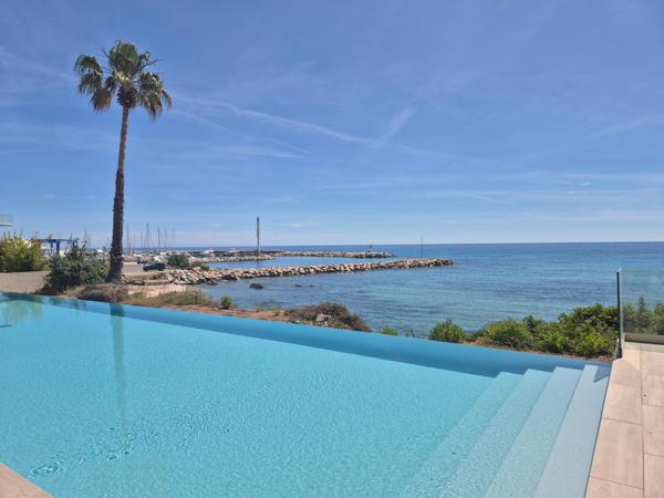 Magnifique appartement de 70m2 et terrasse spacieuse les pieds dans l'eau