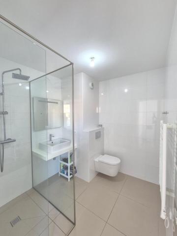 Magnifique appartement de 70m2 et terrasse spacieuse les pieds dans l'eau