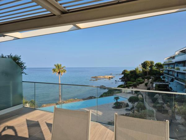 Magnifique appartement de 70m2 et terrasse spacieuse les pieds dans l'eau
