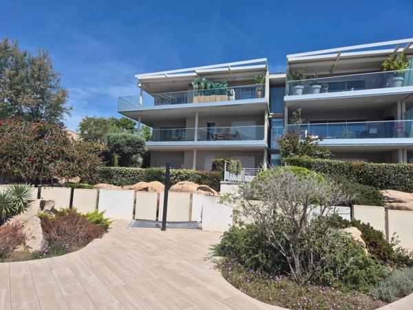Magnifique appartement de 70m2 et terrasse spacieuse les pieds dans l'eau