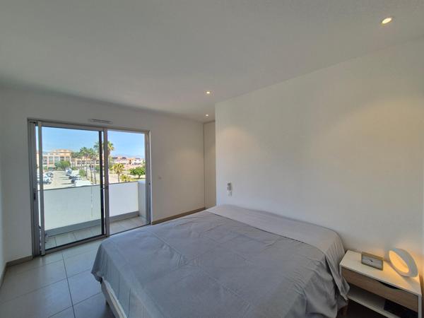 Magnifique appartement de 70m2 et terrasse spacieuse les pieds dans l'eau