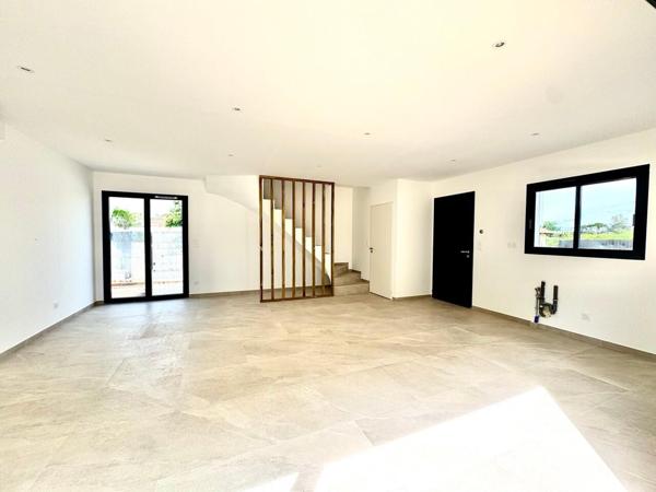 Roquebrune/Argens-Var - Villa neuve 2025 de 120 m2 avec 3 chambre garage et piscine-OFFRE POSSIBLE