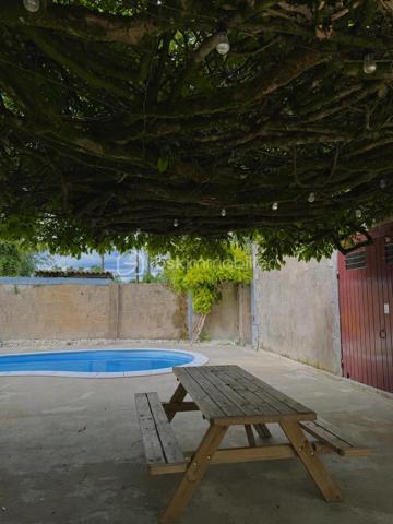 Coup de cœur assuré : Demeure de charme entièrement rénovée avec piscine et grand parc

Située au calme absolu en pleine campagne, à l'abri des regards, découvrez cette magnifique propriété alliant le cachet intemporel de l'ancien et le confort moderne grâce à des travaux importants de rénovation réalisés avec soin.

D'une surface généreuse de 210m² habitable, cette maison lumineuse et chaleureuse se compose de :
Pièces de vie : Un vaste salon-séjour convivial 
Une cuisine aménagée et équipée, parfaits pour recevoir.
Une buanderie - Chaufferie
5 chambres spacieuses dont un bureau idéal pour le télétravail.
Une superbe suite parentale privative garantissant un confort absolu.

Performance énergétique : Classée D, un atout rare et performant pour une bâtisse de ce cachet.

Les Extérieurs et Potentiel :
L'espace détente : Profitez d'une superbe piscine entourée d'une grande terrasse ensoleillée, idéale pour les beaux jours.
Le terrain : Magnifiques hectares de prés attenants, parfait pour des projets de nature, des animaux ou des espaces verts infinis.

Dépendances : Un immense garage de plus de 100 m², offrant un potentiel exceptionnel de stockage, d'atelier ou de stationnement pour plusieurs véhicules.

Projet professionnel et touristique : Grâce à ses volumes, sa configuration et son environnement privilégié, cette propriété offre une belle opportunité pour la création de chambres d'hôtes.

Un bien rare sur le marché, prêt à accueillir votre projet de vie ou d'investissement.

Contactez-moi dès aujourd'hui pour organiser une visite et découvrir tout le potentiel de ce havre de paix.
Ouverte à l'inter-agence