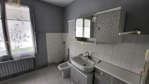 MONTS - 37260 - MAISON SPACIEUSE - 4 CHAMBRES - BELLE ET GRANDE VERANDA - GARAGE - TERRAIN DE 800M2