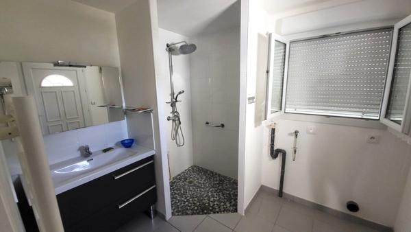 MONTS - 37260 - MAISON SPACIEUSE - 4 CHAMBRES - BELLE ET GRANDE VERANDA - GARAGE - TERRAIN DE 800M2