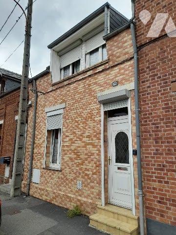 Faites revivre cette maison mitoyenne avec jardin et garage.