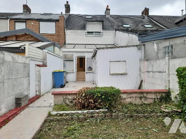 Faites revivre cette maison mitoyenne avec jardin et garage.