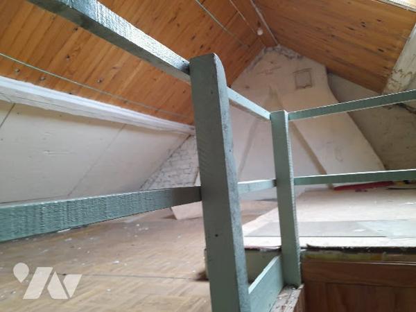 Faites revivre cette maison mitoyenne avec jardin et garage.
