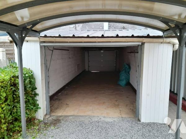 Faites revivre cette maison mitoyenne avec jardin et garage.