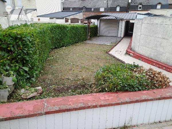Faites revivre cette maison mitoyenne avec jardin et garage.