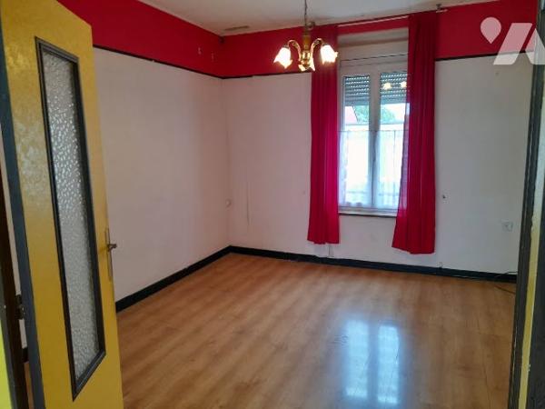 Faites revivre cette maison mitoyenne avec jardin et garage.