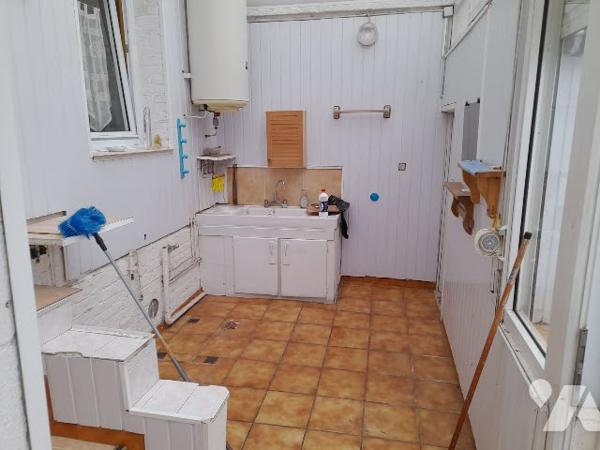 Faites revivre cette maison mitoyenne avec jardin et garage.