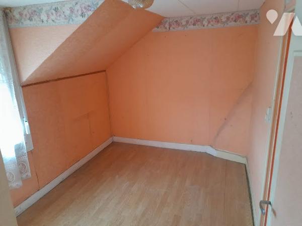 Faites revivre cette maison mitoyenne avec jardin et garage.