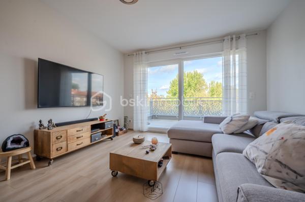 Situé au 2ᵉ étage avec ascenseur d’une résidence construite en 2023, cet appartement de 45 m² dispose de prestations récentes et d’un agencement fonctionnel.

Il comprend :

Une pièce de vie avec cuisine équipée ouverte
Une chambre
Une salle de bains avec grande douche
Un emplacement prévu pour lave-linge et sèche-linge
Une grande armoire de rangement dans le couloir
Des volets roulants électriques
Un balcon
Chauffage au sol
Chaudière gaz individuelle
Une cave
Une place de parking
Ascenseur
Charges de copropriété : 42 €/mois

La gare est accessible à pied en moins de 10 minutes.

Appartement récent, fonctionnel et sans travaux à prévoir.