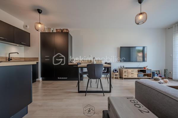 Situé au 2ᵉ étage avec ascenseur d’une résidence construite en 2023, cet appartement de 45 m² dispose de prestations récentes et d’un agencement fonctionnel.

Il comprend :

Une pièce de vie avec cuisine équipée ouverte
Une chambre
Une salle de bains avec grande douche
Un emplacement prévu pour lave-linge et sèche-linge
Une grande armoire de rangement dans le couloir
Des volets roulants électriques
Un balcon
Chauffage au sol
Chaudière gaz individuelle
Une cave
Une place de parking
Ascenseur
Charges de copropriété : 42 €/mois

La gare est accessible à pied en moins de 10 minutes.

Appartement récent, fonctionnel et sans travaux à prévoir.