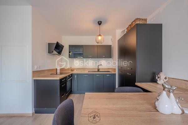 Situé au 2ᵉ étage avec ascenseur d’une résidence construite en 2023, cet appartement de 45 m² dispose de prestations récentes et d’un agencement fonctionnel.

Il comprend :

Une pièce de vie avec cuisine équipée ouverte
Une chambre
Une salle de bains avec grande douche
Un emplacement prévu pour lave-linge et sèche-linge
Une grande armoire de rangement dans le couloir
Des volets roulants électriques
Un balcon
Chauffage au sol
Chaudière gaz individuelle
Une cave
Une place de parking
Ascenseur
Charges de copropriété : 42 €/mois

La gare est accessible à pied en moins de 10 minutes.

Appartement récent, fonctionnel et sans travaux à prévoir.