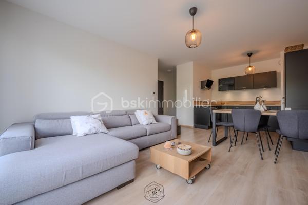 Situé au 2ᵉ étage avec ascenseur d’une résidence construite en 2023, cet appartement de 45 m² dispose de prestations récentes et d’un agencement fonctionnel.

Il comprend :

Une pièce de vie avec cuisine équipée ouverte
Une chambre
Une salle de bains avec grande douche
Un emplacement prévu pour lave-linge et sèche-linge
Une grande armoire de rangement dans le couloir
Des volets roulants électriques
Un balcon
Chauffage au sol
Chaudière gaz individuelle
Une cave
Une place de parking
Ascenseur
Charges de copropriété : 42 €/mois

La gare est accessible à pied en moins de 10 minutes.

Appartement récent, fonctionnel et sans travaux à prévoir.