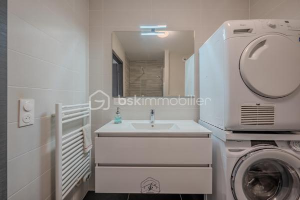 Situé au 2ᵉ étage avec ascenseur d’une résidence construite en 2023, cet appartement de 45 m² dispose de prestations récentes et d’un agencement fonctionnel.

Il comprend :

Une pièce de vie avec cuisine équipée ouverte
Une chambre
Une salle de bains avec grande douche
Un emplacement prévu pour lave-linge et sèche-linge
Une grande armoire de rangement dans le couloir
Des volets roulants électriques
Un balcon
Chauffage au sol
Chaudière gaz individuelle
Une cave
Une place de parking
Ascenseur
Charges de copropriété : 42 €/mois

La gare est accessible à pied en moins de 10 minutes.

Appartement récent, fonctionnel et sans travaux à prévoir.
