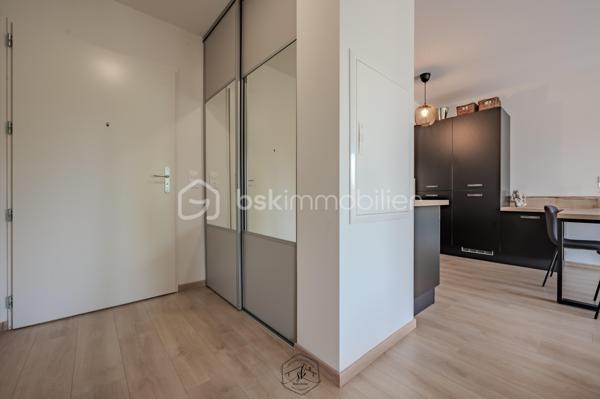 Situé au 2ᵉ étage avec ascenseur d’une résidence construite en 2023, cet appartement de 45 m² dispose de prestations récentes et d’un agencement fonctionnel.

Il comprend :

Une pièce de vie avec cuisine équipée ouverte
Une chambre
Une salle de bains avec grande douche
Un emplacement prévu pour lave-linge et sèche-linge
Une grande armoire de rangement dans le couloir
Des volets roulants électriques
Un balcon
Chauffage au sol
Chaudière gaz individuelle
Une cave
Une place de parking
Ascenseur
Charges de copropriété : 42 €/mois

La gare est accessible à pied en moins de 10 minutes.

Appartement récent, fonctionnel et sans travaux à prévoir.