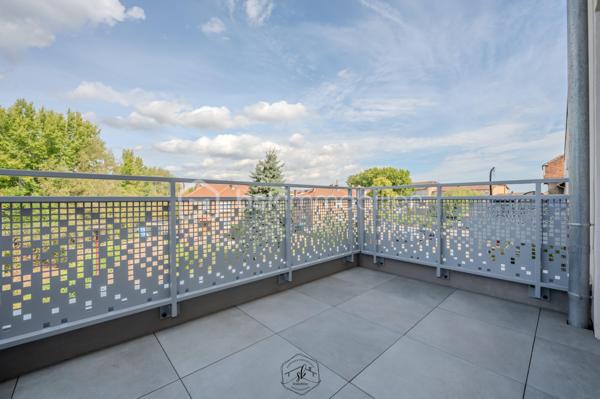 Situé au 2ᵉ étage avec ascenseur d’une résidence construite en 2023, cet appartement de 45 m² dispose de prestations récentes et d’un agencement fonctionnel.

Il comprend :

Une pièce de vie avec cuisine équipée ouverte
Une chambre
Une salle de bains avec grande douche
Un emplacement prévu pour lave-linge et sèche-linge
Une grande armoire de rangement dans le couloir
Des volets roulants électriques
Un balcon
Chauffage au sol
Chaudière gaz individuelle
Une cave
Une place de parking
Ascenseur
Charges de copropriété : 42 €/mois

La gare est accessible à pied en moins de 10 minutes.

Appartement récent, fonctionnel et sans travaux à prévoir.