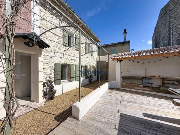 Entrechaux (84340) Mazet en pierre rénové avec piscine – charme et rénovation contemporaine