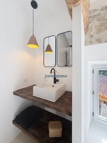 Entrechaux (84340) Mazet en pierre rénové avec piscine – charme et rénovation contemporaine