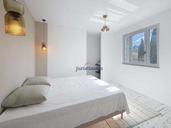 Entrechaux (84340) Mazet en pierre rénové avec piscine – charme et rénovation contemporaine
