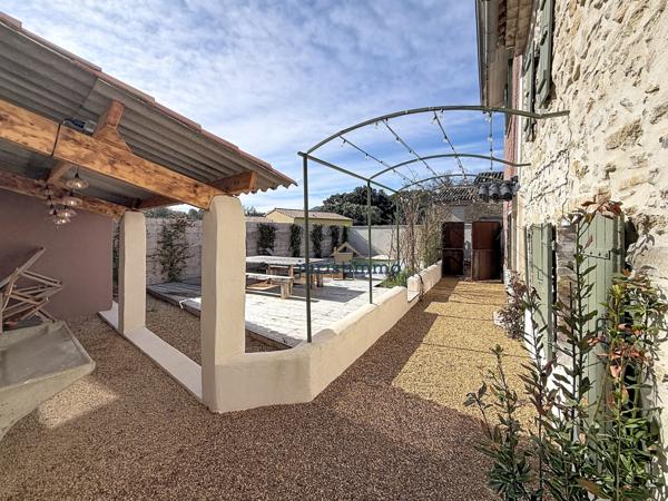 Entrechaux (84340) Mazet en pierre rénové avec piscine – charme et rénovation contemporaine