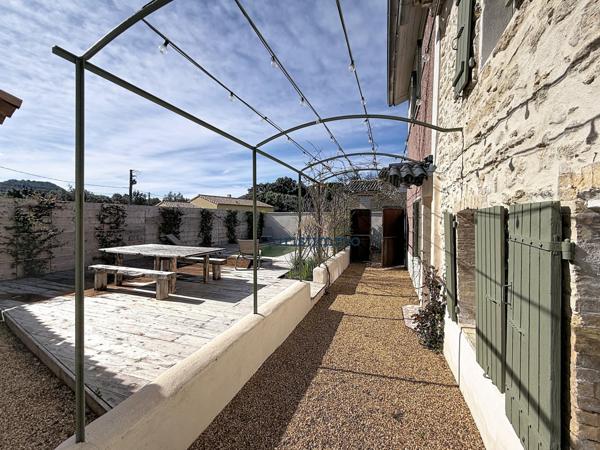 Entrechaux (84340) Mazet en pierre rénové avec piscine – charme et rénovation contemporaine
