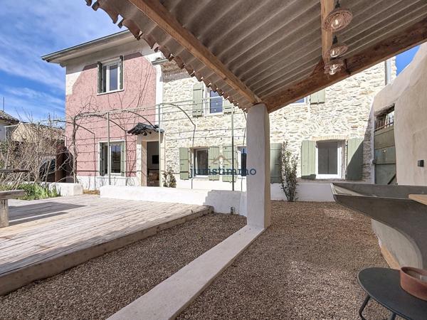 Entrechaux (84340) Mazet en pierre rénové avec piscine – charme et rénovation contemporaine