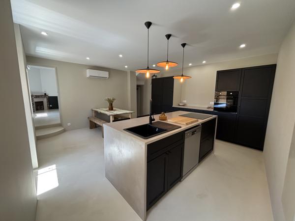 Entrechaux (84340) Mazet en pierre rénové avec piscine – charme et rénovation contemporaine