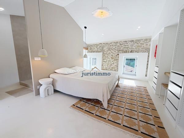 Entrechaux (84340) Mazet en pierre rénové avec piscine – charme et rénovation contemporaine