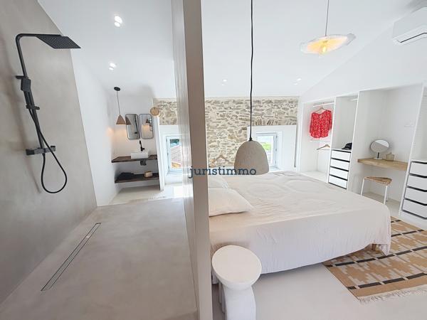 Entrechaux (84340) Mazet en pierre rénové avec piscine – charme et rénovation contemporaine