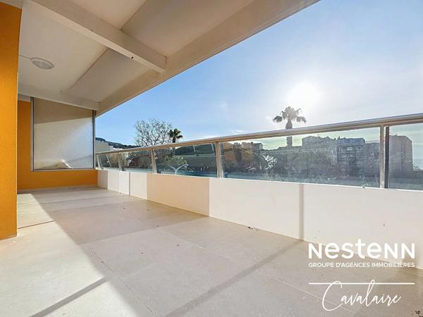 Appartement spacieux et astucieusement rénové de 5 pièces au Lavandou avec vue mer et proximité des plages et des commerces