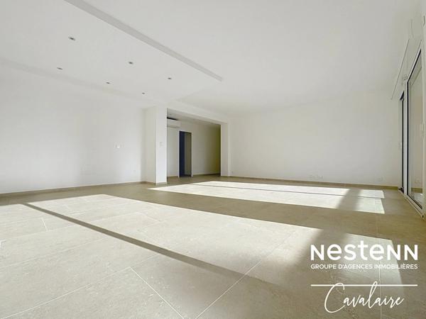 Appartement spacieux et astucieusement rénové de 5 pièces au Lavandou avec vue mer et proximité des plages et des commerces