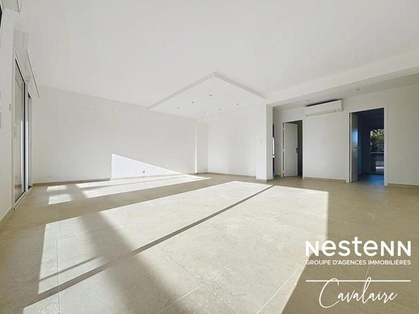 Appartement spacieux et astucieusement rénové de 5 pièces au Lavandou avec vue mer et proximité des plages et des commerces