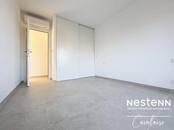 Appartement spacieux et astucieusement rénové de 5 pièces au Lavandou avec vue mer et proximité des plages et des commerces