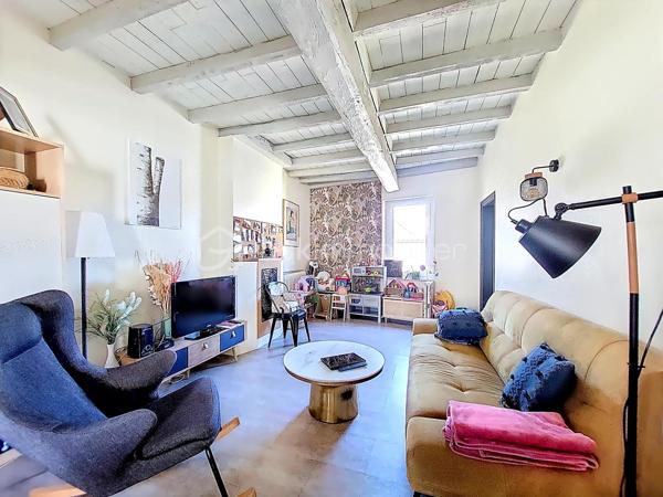 Idéalement située en plein coeur de CASTRES, venez découvrir cette charmante maison de ville au charme authentique et aux prestations optimisées.

Au rez-de-chaussée : Un espace indépendant comprenant une chambre avec sa salle d'eau privative, parfait pour recevoir des invités, un adolescent ou pour y aménager une activité libérale/indépendante. Vous profiterez également d'une agréable cour sans vis-à-vis, dotée d'une dépendance idéale pour le rangement ou jardinage. Un atout rare au centre-ville : un garage avec porte motorisée complète ce niveau.

A l'étage : une superbe pièce de vie lumineuse avec cuisine ouverte, pensée pour des moments de convivialité. Cet espace s'ouvre directement sur une belle terrasse avec barbecue parfaite pour les beaux jours. 

Au dernier niveau : le coin nuit dessert deux chambres climatisées ainsi qu'un espace cocooning mansardé et modulable ( parfait pour une 4ème chambre d'appoint, de bébé, un bureau ou un dressing. Une salle de bain récemment rénovée, des toilettes séparées et des placards de rangement sont présents sur se niveau.

Côté confort :
- Chauffage au gaz de ville avec chaudière à condensation récente
- Climatisation réversible installée en 2025

Une jolie maison où chaque mètre carré est optimisé avec intelligence, offrant un cadre de vie idéal pour les urbains.
Toutes les commodités de Castres sont accessibles à pied.