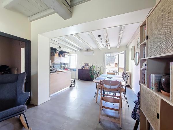 Idéalement située en plein coeur de CASTRES, venez découvrir cette charmante maison de ville au charme authentique et aux prestations optimisées.

Au rez-de-chaussée : Un espace indépendant comprenant une chambre avec sa salle d'eau privative, parfait pour recevoir des invités, un adolescent ou pour y aménager une activité libérale/indépendante. Vous profiterez également d'une agréable cour sans vis-à-vis, dotée d'une dépendance idéale pour le rangement ou jardinage. Un atout rare au centre-ville : un garage avec porte motorisée complète ce niveau.

A l'étage : une superbe pièce de vie lumineuse avec cuisine ouverte, pensée pour des moments de convivialité. Cet espace s'ouvre directement sur une belle terrasse avec barbecue parfaite pour les beaux jours. 

Au dernier niveau : le coin nuit dessert deux chambres climatisées ainsi qu'un espace cocooning mansardé et modulable ( parfait pour une 4ème chambre d'appoint, de bébé, un bureau ou un dressing. Une salle de bain récemment rénovée, des toilettes séparées et des placards de rangement sont présents sur se niveau.

Côté confort :
- Chauffage au gaz de ville avec chaudière à condensation récente
- Climatisation réversible installée en 2025

Une jolie maison où chaque mètre carré est optimisé avec intelligence, offrant un cadre de vie idéal pour les urbains.
Toutes les commodités de Castres sont accessibles à pied.