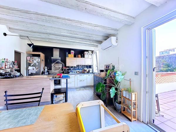 Idéalement située en plein coeur de CASTRES, venez découvrir cette charmante maison de ville au charme authentique et aux prestations optimisées.

Au rez-de-chaussée : Un espace indépendant comprenant une chambre avec sa salle d'eau privative, parfait pour recevoir des invités, un adolescent ou pour y aménager une activité libérale/indépendante. Vous profiterez également d'une agréable cour sans vis-à-vis, dotée d'une dépendance idéale pour le rangement ou jardinage. Un atout rare au centre-ville : un garage avec porte motorisée complète ce niveau.

A l'étage : une superbe pièce de vie lumineuse avec cuisine ouverte, pensée pour des moments de convivialité. Cet espace s'ouvre directement sur une belle terrasse avec barbecue parfaite pour les beaux jours. 

Au dernier niveau : le coin nuit dessert deux chambres climatisées ainsi qu'un espace cocooning mansardé et modulable ( parfait pour une 4ème chambre d'appoint, de bébé, un bureau ou un dressing. Une salle de bain récemment rénovée, des toilettes séparées et des placards de rangement sont présents sur se niveau.

Côté confort :
- Chauffage au gaz de ville avec chaudière à condensation récente
- Climatisation réversible installée en 2025

Une jolie maison où chaque mètre carré est optimisé avec intelligence, offrant un cadre de vie idéal pour les urbains.
Toutes les commodités de Castres sont accessibles à pied.