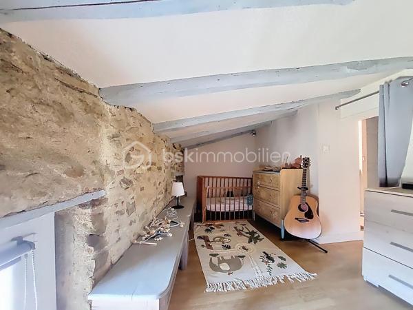 Idéalement située en plein coeur de CASTRES, venez découvrir cette charmante maison de ville au charme authentique et aux prestations optimisées.

Au rez-de-chaussée : Un espace indépendant comprenant une chambre avec sa salle d'eau privative, parfait pour recevoir des invités, un adolescent ou pour y aménager une activité libérale/indépendante. Vous profiterez également d'une agréable cour sans vis-à-vis, dotée d'une dépendance idéale pour le rangement ou jardinage. Un atout rare au centre-ville : un garage avec porte motorisée complète ce niveau.

A l'étage : une superbe pièce de vie lumineuse avec cuisine ouverte, pensée pour des moments de convivialité. Cet espace s'ouvre directement sur une belle terrasse avec barbecue parfaite pour les beaux jours. 

Au dernier niveau : le coin nuit dessert deux chambres climatisées ainsi qu'un espace cocooning mansardé et modulable ( parfait pour une 4ème chambre d'appoint, de bébé, un bureau ou un dressing. Une salle de bain récemment rénovée, des toilettes séparées et des placards de rangement sont présents sur se niveau.

Côté confort :
- Chauffage au gaz de ville avec chaudière à condensation récente
- Climatisation réversible installée en 2025

Une jolie maison où chaque mètre carré est optimisé avec intelligence, offrant un cadre de vie idéal pour les urbains.
Toutes les commodités de Castres sont accessibles à pied.