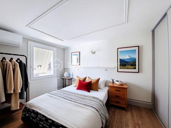 Idéalement située en plein coeur de CASTRES, venez découvrir cette charmante maison de ville au charme authentique et aux prestations optimisées.

Au rez-de-chaussée : Un espace indépendant comprenant une chambre avec sa salle d'eau privative, parfait pour recevoir des invités, un adolescent ou pour y aménager une activité libérale/indépendante. Vous profiterez également d'une agréable cour sans vis-à-vis, dotée d'une dépendance idéale pour le rangement ou jardinage. Un atout rare au centre-ville : un garage avec porte motorisée complète ce niveau.

A l'étage : une superbe pièce de vie lumineuse avec cuisine ouverte, pensée pour des moments de convivialité. Cet espace s'ouvre directement sur une belle terrasse avec barbecue parfaite pour les beaux jours. 

Au dernier niveau : le coin nuit dessert deux chambres climatisées ainsi qu'un espace cocooning mansardé et modulable ( parfait pour une 4ème chambre d'appoint, de bébé, un bureau ou un dressing. Une salle de bain récemment rénovée, des toilettes séparées et des placards de rangement sont présents sur se niveau.

Côté confort :
- Chauffage au gaz de ville avec chaudière à condensation récente
- Climatisation réversible installée en 2025

Une jolie maison où chaque mètre carré est optimisé avec intelligence, offrant un cadre de vie idéal pour les urbains.
Toutes les commodités de Castres sont accessibles à pied.